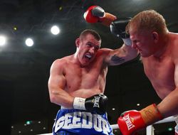 фото - Две победы в одну ночь: австралийский супертяж ярко завершил карьеру