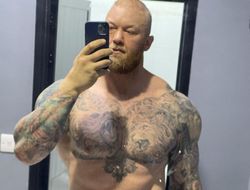 фото - Тор «Гора» Бьёрнссон победил легенду армрестлинга в 1-м раунде