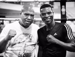 фото - Тренер Комми обеспокоен насчёт объединительного боя с Ломаченко