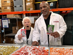 фото - За бой с Холифилдом Тайсону предлагали больше, чем за бой с Полом. Почему он выбрал шоумена?