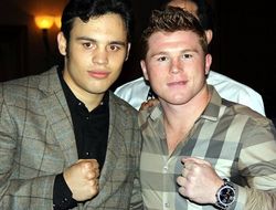 фото - В Golden Boy заинтересованы устроить бой Канело Альвареса и Чавеса-младшего