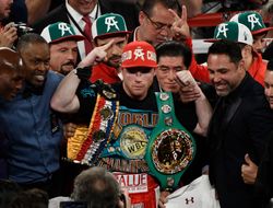 фото - Журнал The Ring отобрал титул у Сауля Альвареса