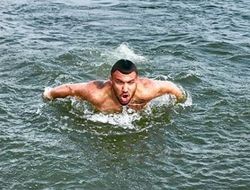 фото - Ломаченко в зелёном море, Ковалёв сиганул с моста и полетел — соцсети