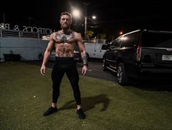 фото - Усик поделился философией, Макгрегор засветил торс, Пакьяо в снежной Германии — соцсети