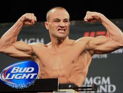 фото - Новый чемпион UFC: Альварес забил Дос Аньоса 