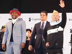 фото - Боб Арум критикует Мэйуэзера: Это не бокс, это не шоу, а какая-то дешёвая пародия