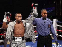 фото - Микки Бэю присудили победу над Мигелем Васкесом