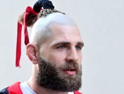 фото - Чемпион UFC избавился от знаменитой косички: фото