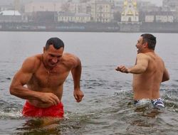 фото - Видео: братья Кличко окунаются в холодные воды Днепра