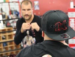 фото - Макгрегор пижонит в клетке, Ковалёв вернулся к работе, бодрое утро Климаса — соцсети