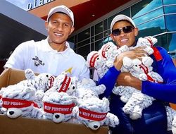 фото - Близость Харрисона и Чарло, детский труд Пакьяо, Берчельт и Варгас одарили детей перед дракой — соцсети