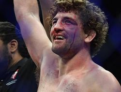 фото - UFC 235: окровавленный Бен Аскрен спорно «задушил» Робби Лоулера