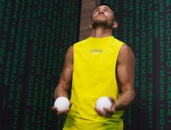 фото - Льюис продаёт пояс, Джошуа рекламирует парфюмы, манекен победил борца — соцсети