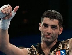 фото - Михаил Алоян дебютировал в профи, деклассировав экс-претендента Кардосу