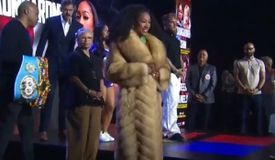 Баумгарднер эффектно появилась на процедуре взвешивания: результаты и видео