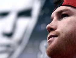 фото - Массивный мужчина гоняет Альвареса по рингу голубыми палками — видео