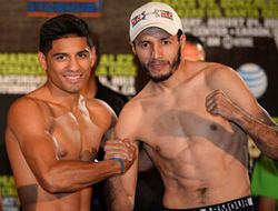 фото - Джонни Гонсалес нацелен на победителя боя Санта Круса и Мареса