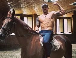 фото - Оседлал коня и уехал на Москву: Усик завершил тренировочный лагерь — видео