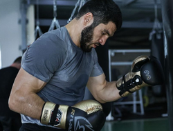 фото - У Бетербиева претензии к Биволу: говорит, но ничего не делает