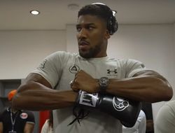 фото - Как Усик и Джошуа выбирали перчатки на бой. Угадайте, кто какие? — видео