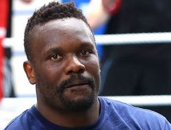 фото - Дерек Чисора на пресс-конференции запустил в Уайта столом — видео