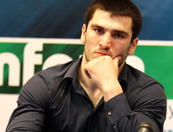 фото - Артур Бетербиев в начале апреля сразится с экс-чемпионом мира