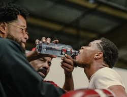 фото - Официально! Хэйни освобождает титулы в лёгком весе