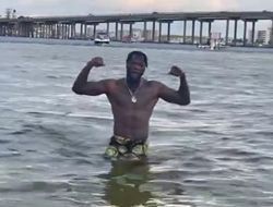 фото - Аквамен-Уайлдер тренируется в воде — видео