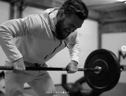 фото - Головкин встретился с Херном, Макгрегор прикладывается к штанге и перекладине, Тайсон со Сталлоне — соцсети 