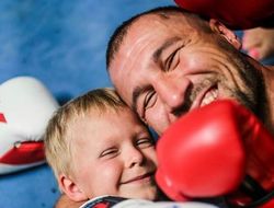 фото - Условие от Фьюри, Ковалёв после спарринга с сыном, фэнтезийная Шилдс — соцсети