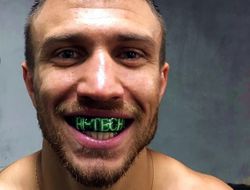 фото - Украинский Нео: Василий Ломаченко примеряет «цифровые» перчатки — фото