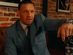 фото - Макгрегор грозно посмотрел на «Чендлера» и анонсировал дату боя: кадр дня