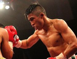 фото - «Король» Мартинес запрещённым ударом нокаутировал чемпиона WBC Эдвардса