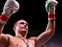 фото - Александр Усик не без проблем побил Дерека Чисору