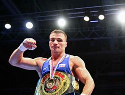 фото - Бокс в Грозном: дебют Хатаева, полёт Лартея, целебный массаж Кадырова — видео