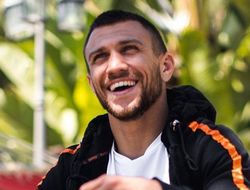 фото - Василий Ломаченко со шваброй суетится вокруг Александра Усика: видео