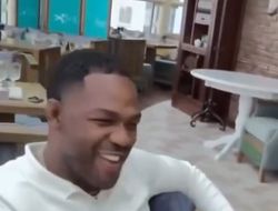 фото - Джонс наслаждается чеченской кухней. У Кормье есть вопросы