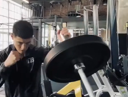 фото - Бивол упражняется со штангой, Эргашев лупит покрышку, ринг-гёлз UFC Fight Night 178 — соцсети 