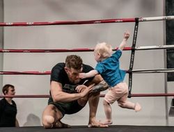 фото - Хабиб чаёвничает после спарринга, Канело на обложке MH, Макгрегор в ринге с сыном — соцсети