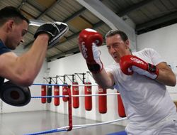 фото - По стопам сына: 59-летний отец Конора Макгрегора готовится к дебюту в боксе