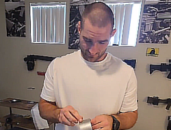 фото - Стриклэнд уже «поломал» пояс чемпиона UFC... Но проблема решена! — видео