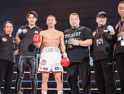 фото -  Чемпиону разрешили драться за ещё один титул. Претендент подождёт