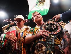 фото - Усик: «Канело, добро пожаловать в клуб!»