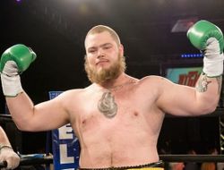 фото - Дородный американец возмущён: Я подписал бумаги на бой с Усиком, а меня кинули!