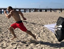 фото - Постеры боя Ломаченко–Педраса, Мэйуэзер боксирует с тенью, облегающие штаны Тайсона — соцсети