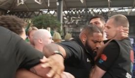 Итаума толкнул Хрговича и получил по лицу: видео