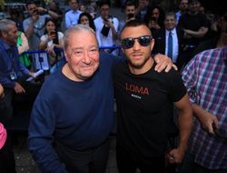 фото - Василий Ломаченко и Боб Арум — о переговорах с Майки Гарсиа