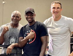 фото - Кличко помогает Холифилду, Бриггс хочет драться с Хэем, обновлённый P4P от UFC — соцсети