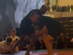 фото - Бой Чимаев-Усман не состоится? Экс-чемпион получил травму на открытой тренировке — видео