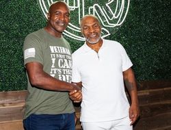 фото - Холифилд в гостях у Тайсона, Макгрегор меняет Джеймса Бонда, Беринчика отправили в нокаут — соцсети